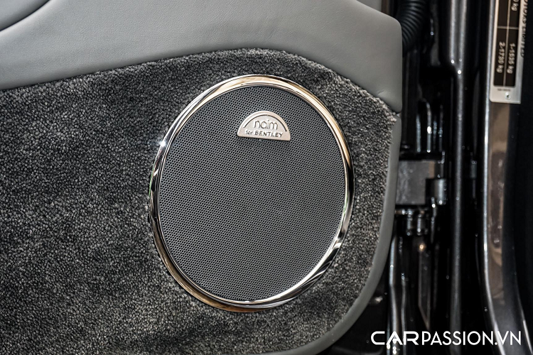 Xe sử dụng bộ mâm có dạng đa chấu, đường kính 21 inch và sơn màu bạc đầy tinh tế. Thân xe được nẹp viền kim loại, phía sau hốc bánh trước là một khe thoát khí nhỏ đặc trưng của dòng xe này. Cản sau không có nhiều sự khác biệt so với thế hệ tiền nhiệm, cụm ống xả kép hình oval, logo Bentley đặt ở vị trí trung tâm và cụm đèn hậu LED được nâng cấp với chi tiết có tạo hình chữ B độc đáo.