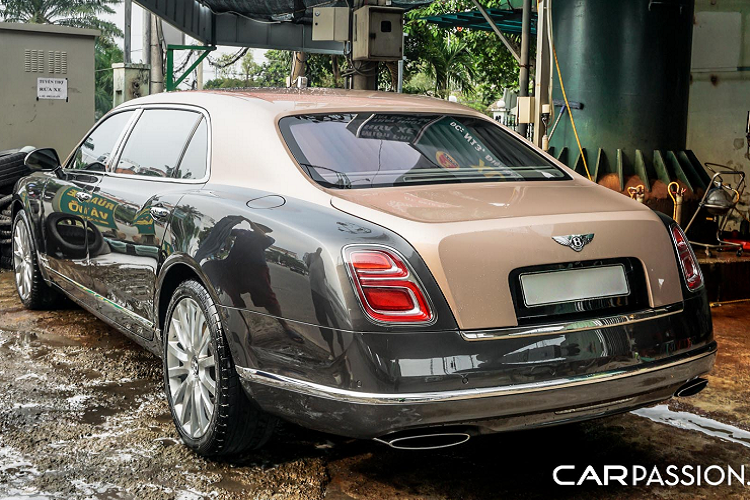 Mức giá xe Bentley Mulsanne EWB khi về Việt Nam thấp nhất không dưới 30 tỷ đồng, đây là phiên bản facelift được Bentley trình làng tại triển lãm xe hơi quốc tế Geneva Motor Show năm 2016 với một loạt những sự nâng cấp về mặt thiết kế và trang bị, tuy vậy khối động cơ V8 trên các thế hệ tiền nhiệm vẫn được giữ nguyên.