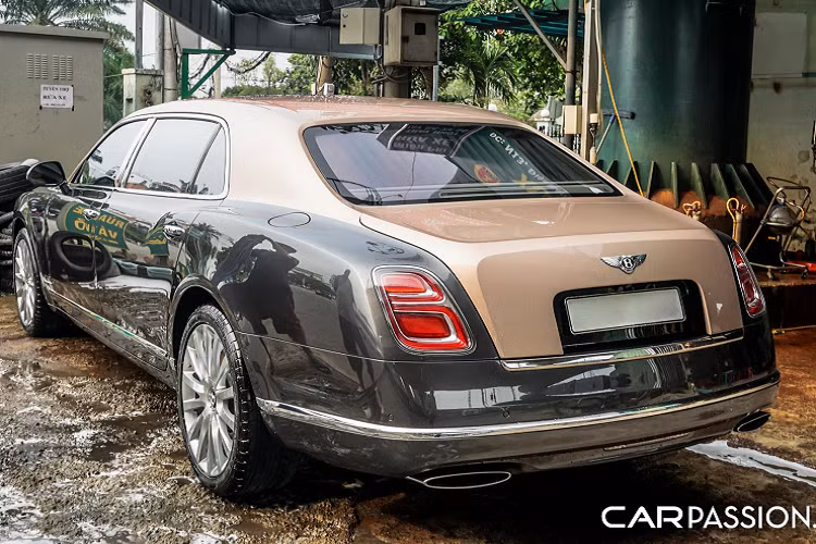 Mức giá xe Bentley Mulsanne EWB khi về Việt Nam thấp nhất không dưới 30 tỷ đồng, đây là phiên bản facelift được Bentley trình làng tại triển lãm xe hơi quốc tế Geneva Motor Show năm 2016 với một loạt những sự nâng cấp về mặt thiết kế và trang bị, tuy vậy khối động cơ V8 trên các thế hệ tiền nhiệm vẫn được giữ nguyên.