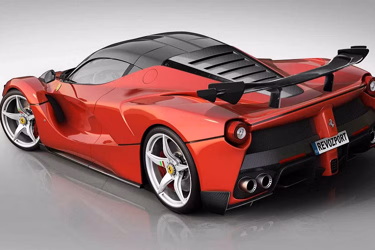 Lý do hãng siêu xe Ý làm vậy để tránh các đại gia mua Ferrari LaFerrari về đầu tư, bán lại kiếm lời thay vì lái xe ra đường như Ferrari mong muốn. Tuy nhiên, cũng có không ít cuộc mua bán ồn ào xảy ra, thậm chí, nhiều đại lý siêu xe và đại gia chấp nhận "đắp chiếu" mẫu xe Ferrari LaFerrari cho đủ 18 tháng để bán lại theo kiểu xe mới với giá "cắt cổ" gấp 3 đến 5 lần con số 1,3 triệu đô la, tương đương 30 tỷ đồng của hãng đưa ra.