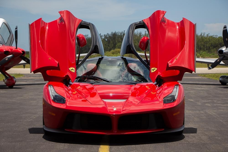 Mới đây, cộng đồng mạng đã khui ra được 1 siêu phẩm hypercar được một đại gia kín tiếng tại TP HCM chia sẻ lên mạng xã hội rằng sắp về dải đất hình chữ S. Cái tên chúng tôi muốn thông tin đến độc giả chính là mẫu xe hypercar hybrid Ferrari LaFerrari siêu hiếm.