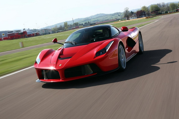 Siêu phẩm hybrid Ferrari LaFerrari được trang bị động cơ V12, dung tích 6.3 lít, sản sinh công suất tối đa 800 mã lực và mô-men xoắn cực đại 700 Nm. Ngoài ra, hãng xe Ferrari còn trang bị cho LaFerrari mô-tơ điện sản sinh ra công suất tối đa 163 mã lực và mô-men xoắn cực đại 270 Nm.