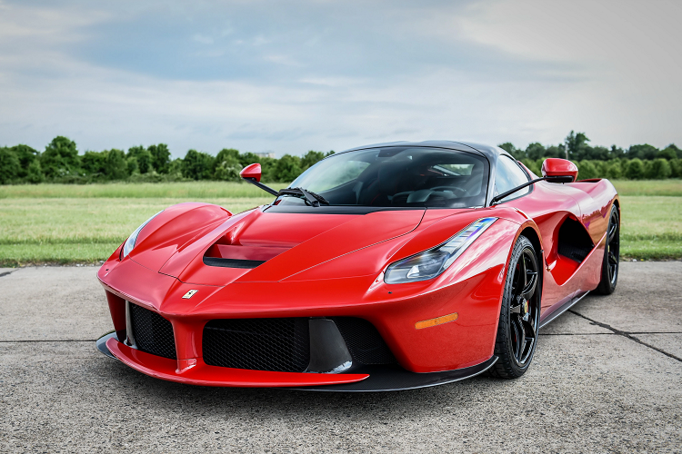 Kết hợp cùng động cơ xăng và điện, tổng công suất tối đa trên hypercar Ferrari LaFerrari sẽ là 963 mã lực và mô-men xoắn cực đại đạt 900 Nm. LaFerrari cũng là chiếc xe Ferrari mạnh thứ 2 trên thế giới chỉ sau đàn em là Ferrari SF90 Stradale được trang bị hệ dẫn động hybrid nhưng là loại plug-in hybrid.