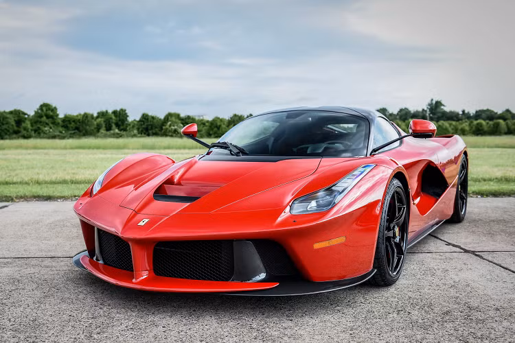 Kết hợp cùng động cơ xăng và điện, tổng công suất tối đa trên hypercar Ferrari LaFerrari sẽ là 963 mã lực và mô-men xoắn cực đại đạt 900 Nm. LaFerrari cũng là chiếc xe Ferrari mạnh thứ 2 trên thế giới chỉ sau đàn em là Ferrari SF90 Stradale được trang bị hệ dẫn động hybrid nhưng là loại plug-in hybrid.