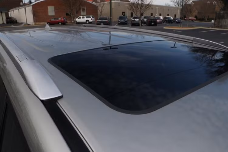 Bên trong Lexus GX 460 Black Line 2022 là trần xe màu đen và nhiều bề mặt màu đen Nuluxe phối xám như ghế hay chỉ khâu. Các chi tiết trang trí của phiên bản đặc biệt đều được sơn màu đen nhám hoặc ốp gỗ.