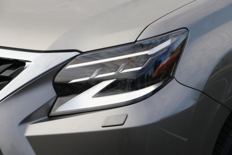 Những ai muốn sở hữu Lexus GX 460 2022 đặc biệt hơn thì có thể chọn phiên bản đặc biệt mới mang tên Black Line. Được phát triển dựa trên Lexus GX 460 Premium, phiên bản Black Line này có 3 màu sơn ngoại thất là đen, trắng và xanh lục. Trong đó, màu xanh chỉ dành riêng cho Lexus GX 460 Black Line 2022.