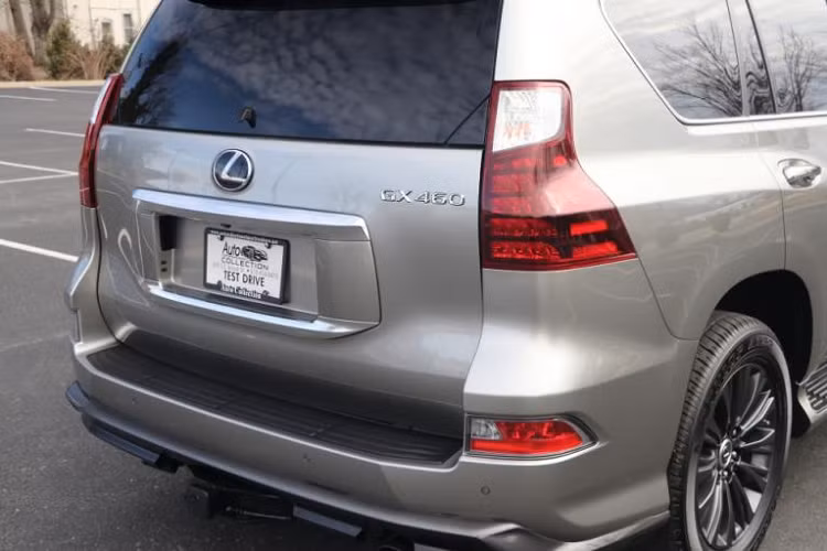 Để phù hợp với cái tên Black Line, phiên bản đặc biệt này có những trang bị ngoại thất màu đen như bộ vành hợp kim 18 inch, viền lưới tản nhiệt, hốc đèn sương mù trước và baga nóc. Bên cạnh đó là tay nắm cửa được sơn trùng màu với thân xe.