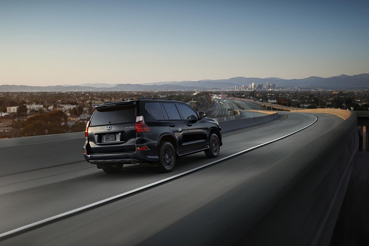 Động cơ kết hợp với hộp số tự động 6 cấp và hệ dẫn động 4 bánh toàn thời gian. Hiện giá xe Lexus GX 460 2022 vẫn chưa được công bố.