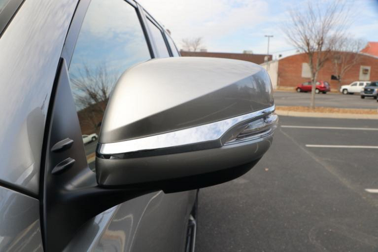 Về vận hành, Lexus GX 460 2022 nói chung và bản Black Line nói riêng vẫn dùng động cơ xăng V8, hút khí tự nhiên, dung tích 4.6L như cũ. Động cơ này tạo ra công suất tối đa 301 mã lực và mô-men xoắn cực đại 446 Nm. Động cơ kết hợp với hộp số tự động 6 cấp và hệ dẫn động 4 bánh toàn thời gian.