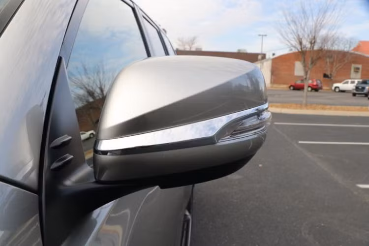 Về vận hành, Lexus GX 460 2022 nói chung và bản Black Line nói riêng vẫn dùng động cơ xăng V8, hút khí tự nhiên, dung tích 4.6L như cũ. Động cơ này tạo ra công suất tối đa 301 mã lực và mô-men xoắn cực đại 446 Nm. Động cơ kết hợp với hộp số tự động 6 cấp và hệ dẫn động 4 bánh toàn thời gian.