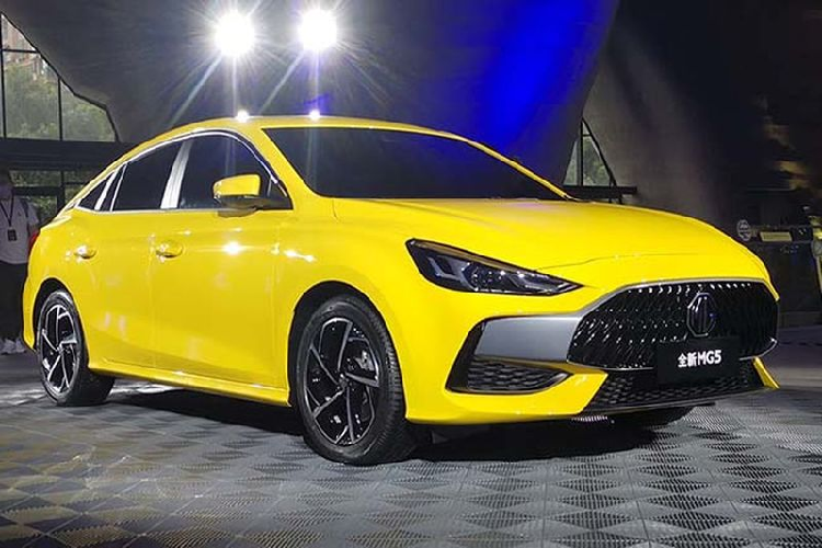 MG5 thế hệ mới ra mắt lần đầu tại Triển lãm ôtô Bắc Kinh 2020 vào tháng 9 năm ngoái. Xe có phong cách thiết kế gây ấn tượng ngay từ cái nhìn đầu tiên nhờ bộ lưới tản nhiệt to bản, thuôn dài giống hình miệng một chú cá săn mồi.