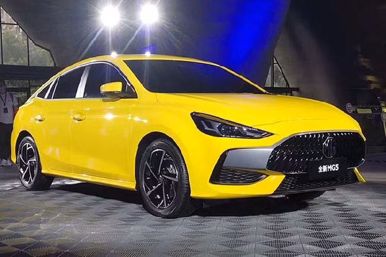MG5 thế hệ mới ra mắt lần đầu tại Triển lãm ôtô Bắc Kinh 2020 vào tháng 9 năm ngoái. Xe có phong cách thiết kế gây ấn tượng ngay từ cái nhìn đầu tiên nhờ bộ lưới tản nhiệt to bản, thuôn dài giống hình miệng một chú cá săn mồi.