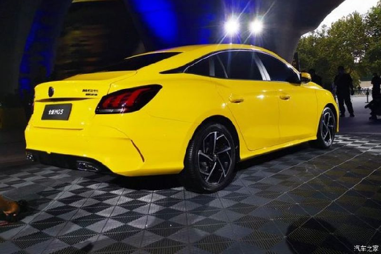 Bước vào bên trong, nội thất xe được thiết kế theo phong cách đặc trưng như các mẫu xe khác trong gia đình MG. MG5 2021 được trang bị một màn hình giải trí 14,1 inch đặt ở vị trí trung tâm, một màn hình LCD cho cụm đồng hồ công-tơ-mét, hệ thống điều hoà tự động, cửa sổ trời cỡ lớn và cách phối màu nội thất tương phản đỏ/đen ấn tượng.