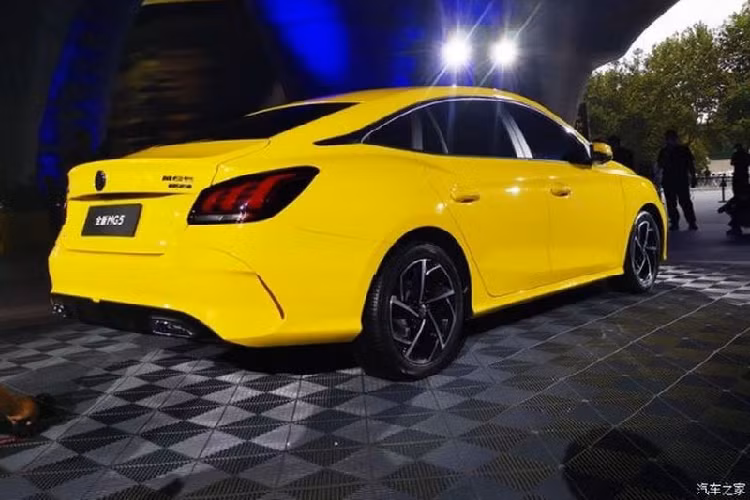 Bước vào bên trong, nội thất xe được thiết kế theo phong cách đặc trưng như các mẫu xe khác trong gia đình MG. MG5 2021 được trang bị một màn hình giải trí 14,1 inch đặt ở vị trí trung tâm, một màn hình LCD cho cụm đồng hồ công-tơ-mét, hệ thống điều hoà tự động, cửa sổ trời cỡ lớn và cách phối màu nội thất tương phản đỏ/đen ấn tượng.