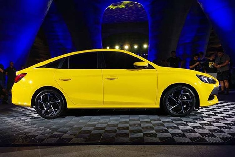 Mẫu xe sedan MG5 2021 cũng sở hữu cặp đèn chiếu sáng sắc sảo, bộ cản dưới thể thao và những đường gân dập nổi khoẻ khoắn trên nắp ca-pô. Trong đó, ở khu vực thân xe người dùng sẽ dễ dàng bị thu hút bởi thiết kế mui sau vát nhẹ theo hơi hướng Coupe hoá, mang tới cái nhìn thời trang hơn đáng kể.