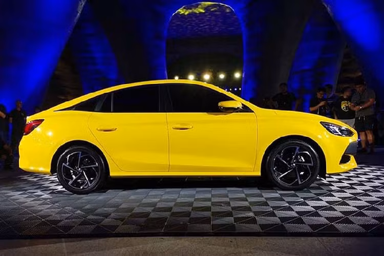 Mẫu xe sedan MG5 2021 cũng sở hữu cặp đèn chiếu sáng sắc sảo, bộ cản dưới thể thao và những đường gân dập nổi khoẻ khoắn trên nắp ca-pô. Trong đó, ở khu vực thân xe người dùng sẽ dễ dàng bị thu hút bởi thiết kế mui sau vát nhẹ theo hơi hướng Coupe hoá, mang tới cái nhìn thời trang hơn đáng kể.