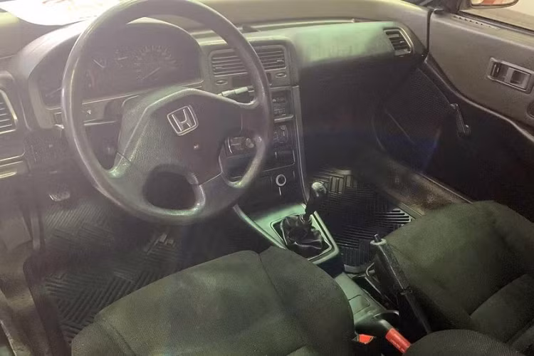 Điều đáng ngạc nhiên là chiếc Honda CRX Si này vẫn dùng động cơ và hộp số nguyên bản như khi mới xuất xưởng. Tuy nhiên, cách đây khoảng 8 hoặc 9 năm, chủ cũ của chiếc Honda CRX Si đã đổi màu sơn ngoại thất thành đỏ. Trong khi đó, nội thất của chiếc xe được giữ nguyên như ban đầu