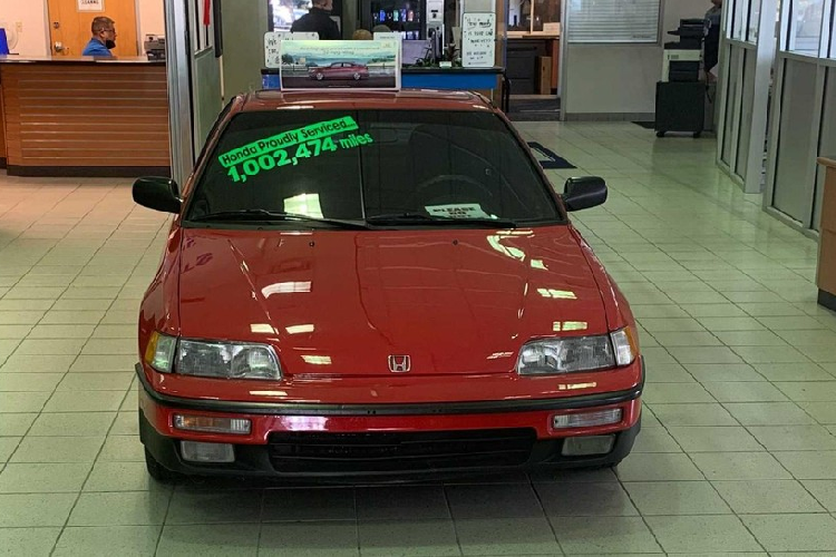 Chiếc Honda CRX Si hơn 30 tuổi này hiện thuộc sở hữu của đại lý Tampa Honda ở thành phố Tampa, bang Florida, Mỹ. Đại lý này đã dùng chiếc ôtô này để trưng bày trong suốt vài năm qua. Theo ông Sadakut Ali, nhân viên kỳ cựu làm ở đại lý này trong suốt 17 năm qua, chiếc Honda CRX Si đã được trưng bày tại đây lần đầu tiên vào năm 2015. Vào thời điểm đó, chủ nhân của chiếc Honda CRX Si đã cho đại lý mượn chiếc xe này.