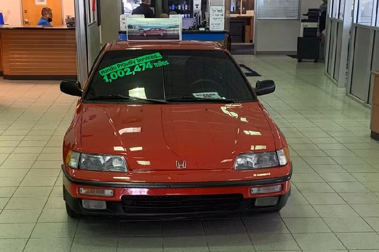 Chiếc Honda CRX Si hơn 30 tuổi này hiện thuộc sở hữu của đại lý Tampa Honda ở thành phố Tampa, bang Florida, Mỹ. Đại lý này đã dùng chiếc ôtô này để trưng bày trong suốt vài năm qua. Theo ông Sadakut Ali, nhân viên kỳ cựu làm ở đại lý này trong suốt 17 năm qua, chiếc Honda CRX Si đã được trưng bày tại đây lần đầu tiên vào năm 2015. Vào thời điểm đó, chủ nhân của chiếc Honda CRX Si đã cho đại lý mượn chiếc xe này.