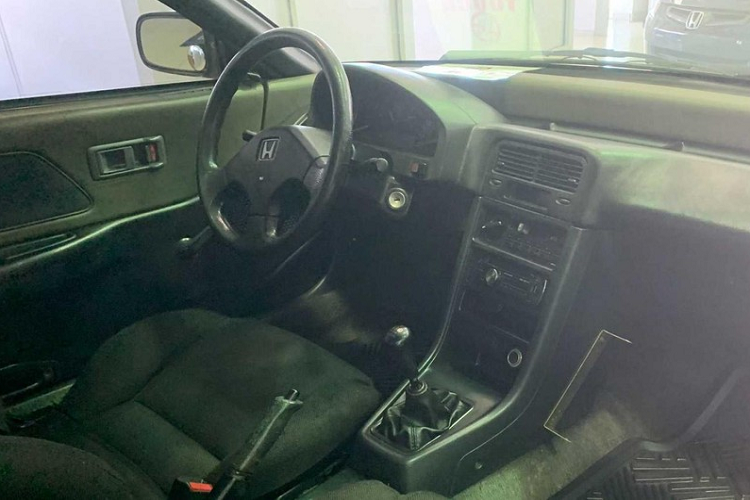 Được biết, chiếc Honda CRX Si này dùng động cơ xăng 4 xi-lanh, dung tích 1.6L, sản sinh công suất tối đa 105 mã lực và mô-men xoắn cực đại 132 Nm. Động cơ kết hợp với hộp số sàn 5 cấp.