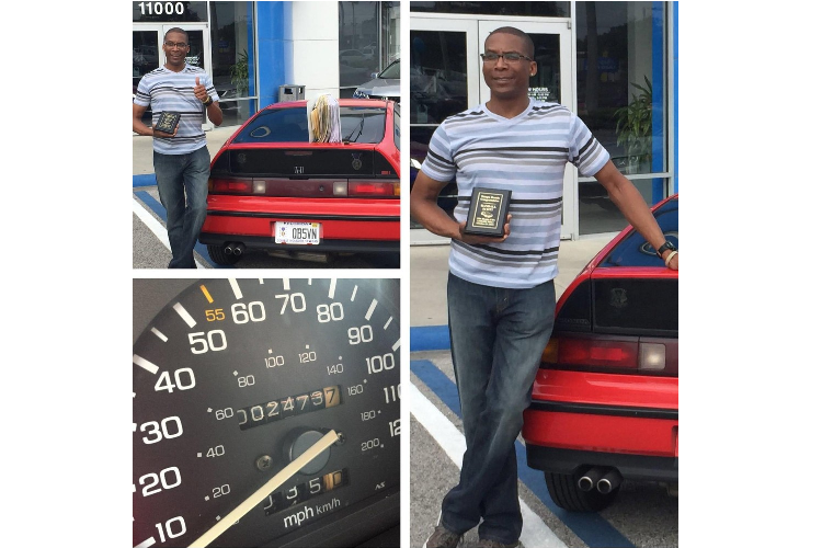 Vào thời điểm năm 2015, khi chụp ảnh chiếc Honda CRX Si và đăng lên mạng xã hội, đại lý cho biết xe đã chạy được 1.002.473 dặm (1.603.956 km). Trước khi được trưng bày, chiếc xe đã chạy thêm 1 dặm (1,6 km) nữa. Do đó, trên kính lái của chiếc Honda CRX Si này mới có nhãn màu xanh ghi số công-tơ-mét 1.002.474 dặm. Con số này gấp 2 lần quãng đường từ trái đất đến mặt trăng và quay trở lại.