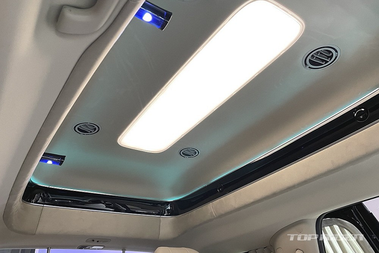 Điểm nhấn của Kia Carnival Hi Limousine 2022 phiên bản 4 chỗ mới đều tập trung bên trong xe. Bước vào mẫu xe này, người dùng sẽ thấy nội thất rộng rãi và thoáng đãng hơn nhờ phần nóc cao hơn 291 mm. Không chỉ cao hơn, trần xe còn đi kèm màn hình TV thông minh 21,5 inch để hành khách phía sau giải trí.