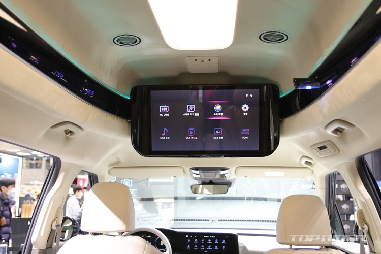 Trần xe cao hơn, tích hợp đèn của Kia Carnival Hi Limousine 2022 bản 4 chỗ. Tiếp đến là 2 ghế thương gia nằm tách riêng với nhau ở phía sau. 2 ghế này được bọc da cao cấp, có chế độ thư giãn và máy mát-xa chân Hutech nhằm mang đến cảm giác thoải mái cho người ngồi. Ngoài ra, 2 ghế này còn có đủ tính năng sưởi ấm và làm mát.