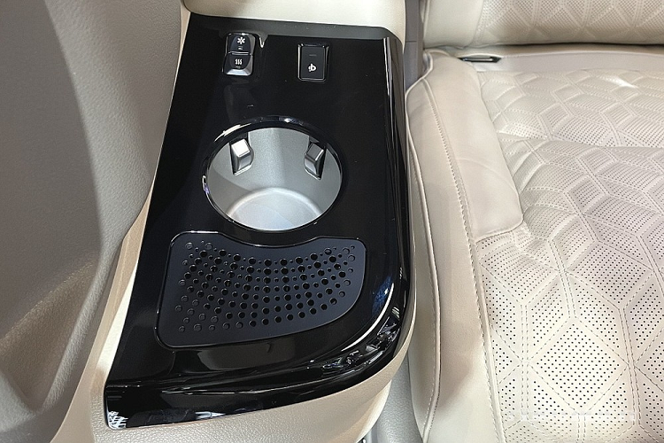 Trong đó, gói Premium Pack bao gồm bệ bước chân bên sườn, đèn chờ dẫn đường ở cửa trượt dành riêng cho Kia Carnival Hi Limousine, hộc đựng cốc làm mát/hâm nóng đồ uống ở cả 2 hàng ghế, ốp bậc cửa phát sáng và sạc điện thoại thông minh không dây.