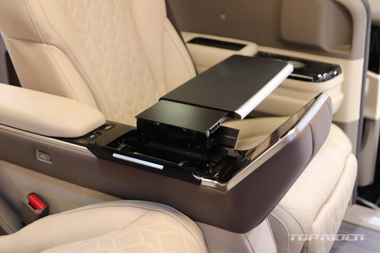 Là phiên bản cao cấp nhất của dòng xe Kia Carnival hiện đang bán tại Hàn Quốc nên Hi Limousine 4 chỗ đương nhiên có đầy đủ trang bị hơn. Mẫu xe này chỉ có một số trang bị tùy chọn như gói Premium Pack, gói Smart Connect, hệ thống âm thanh KRELL và tính năng hỗ trợ đỗ xe từ xa.