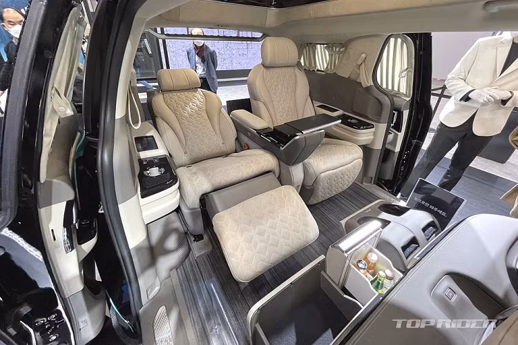 Tương tự phiên bản 7 chỗ và 9 chỗ, Kia Carnival Hi Limousine 4 chỗ mới cũng được trang bị phần nóc cao hơn bản tiêu chuẩn nhằm nới rộng nội thất. Ngoài ra, Kia Carnival Hi Limousine 2022 còn có những nâng cấp ở ngoại thất so với bản thường như thanh bảo vệ cản trước, bậc cửa bên sườn, tấm ốp gầm hầm hố hơn, đèn phanh LED cỡ lớn nằm trên nóc xe, tem chữ nổi "Hi Limousine" ở cửa cốp và cửa cốp mở chỉnh điện.