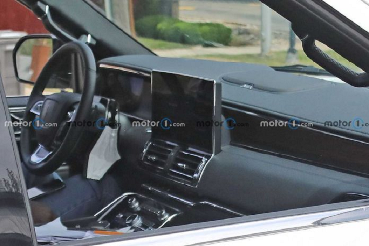 Tạm gác kiểu dáng của Navigator sang một bên, nội thất xe mới là nơi xảy ra nhiều nâng cấp nổi bật, bức ảnh gián điệp cho thấy Navigator 2022 sẽ sở hữu màn hình lớn hơn đặt ngay chính giữa táp-lô, bên cạnh là bảng đồng hồ kỹ thuật số có chiều ngang khá lớn.