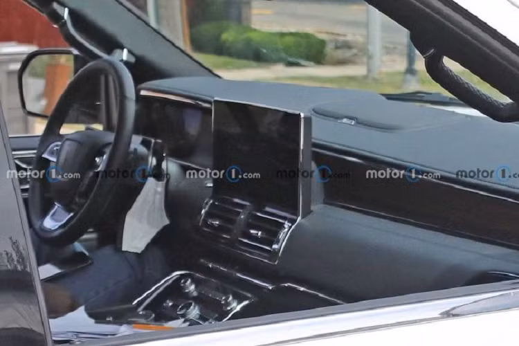 Tạm gác kiểu dáng của Navigator sang một bên, nội thất xe mới là nơi xảy ra nhiều nâng cấp nổi bật, bức ảnh gián điệp cho thấy Navigator 2022 sẽ sở hữu màn hình lớn hơn đặt ngay chính giữa táp-lô, bên cạnh là bảng đồng hồ kỹ thuật số có chiều ngang khá lớn.