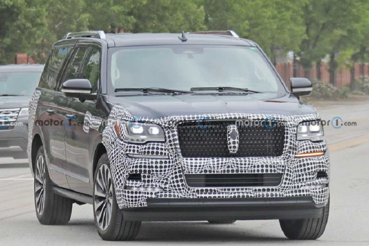 Quan sát kĩ hơn ở mặt ca-lăng, có vẻ lưới tản nhiệt trên Lincoln Navigator mới được gắn liền với hốc gió dưới, cách thiết kế này vốn là xu hướng của vài năm trước, không rõ hãng xe Mỹ định làm gì với sự đổi mới hơi "ngược trend" này.