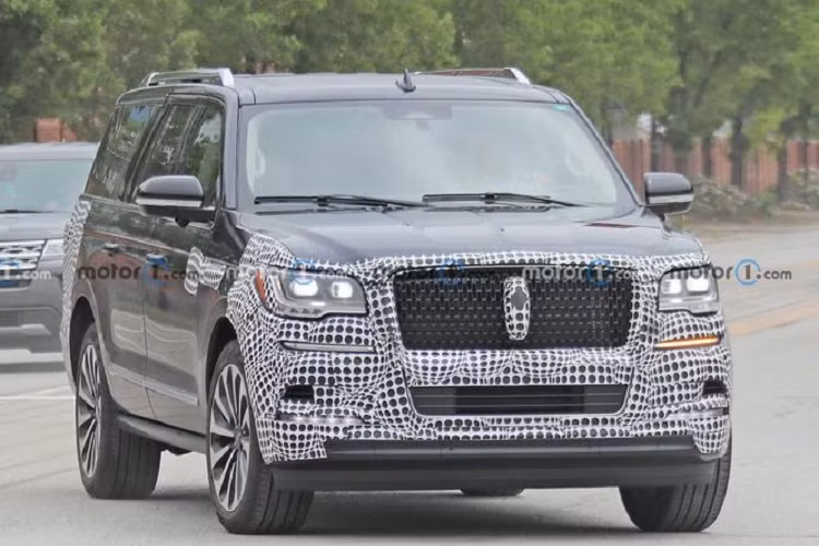 Quan sát kĩ hơn ở mặt ca-lăng, có vẻ lưới tản nhiệt trên Lincoln Navigator mới được gắn liền với hốc gió dưới, cách thiết kế này vốn là xu hướng của vài năm trước, không rõ hãng xe Mỹ định làm gì với sự đổi mới hơi "ngược trend" này.