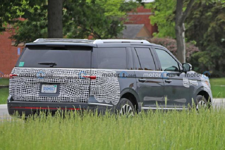 Giá xe Lincoln Navigator phiên bản hiện tại ở Mỹ dao động khoảng 76.100 USD (khoảng 1,75 tỷ đồng), tại Việt Nam nó có mức giá tới 9 đến 10 tỷ đồng. Phiên bản nâng cấp 2022 sắp ra mắt này dự kiến sẽ có giá cao hơn đôi chút. 