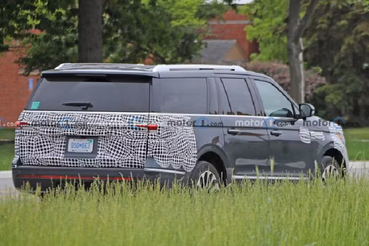 Giá xe Lincoln Navigator phiên bản hiện tại ở Mỹ dao động khoảng 76.100 USD (khoảng 1,75 tỷ đồng), tại Việt Nam nó có mức giá tới 9 đến 10 tỷ đồng. Phiên bản nâng cấp 2022 sắp ra mắt này dự kiến sẽ có giá cao hơn đôi chút. 