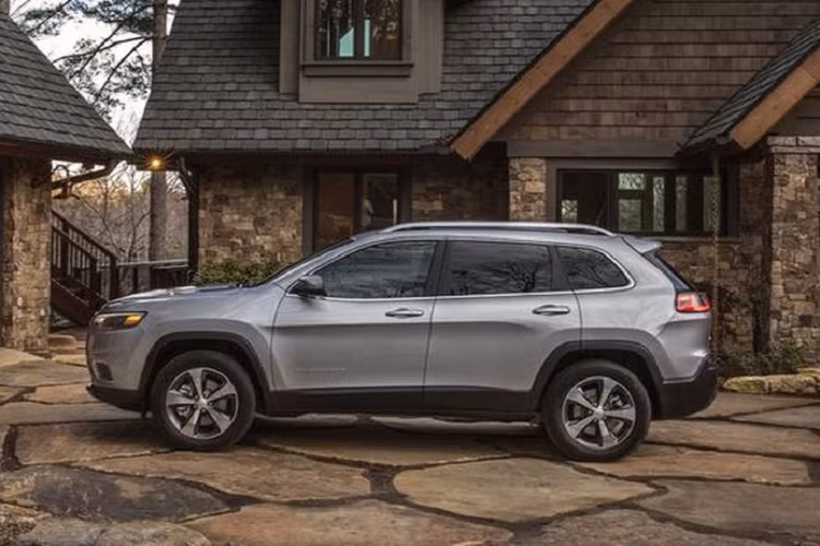 Về nội thất, không gian bên trong xe khá cổ điển với nhiều nút bấm cơ, vô lăng 3 chấu tích hợp nhiều nút bấm, hệ thống giải trí qua màn hình 7 inch hoặc 8,4 inch, tương thích với Apple CarPlay / Android Auto.