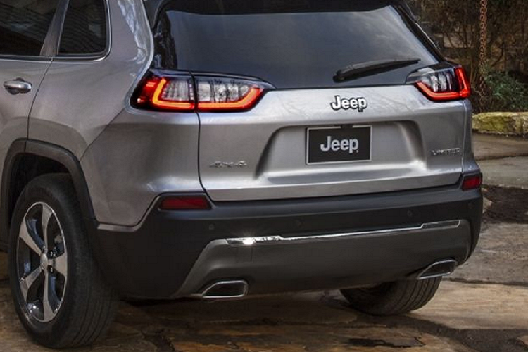 Được cập nhật mới nhất vào đầu năm 2018, Cherokee sở hữu lưới tản nhiệt nhiều ô chữ nhật dọc xếp song song đặc trưng của Jeep, đèn pha thiết kế mảnh, hình minh hoạ trên trang web của nhà phân phối cho thấy Cherokee sắp bán tại Việt Nam có thể là bản Limited với bộ mâm 5 chấu đơn và nhiều đường viền crôm quanh xe.