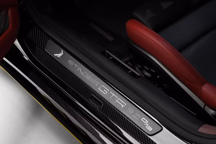 Đối với gói độ ấn tượng từ TopCar Design, khách hàng sẽ phải bỏ ra khoản tiền lên tới 100.000 Euro (Tương đương khoảng 2,8 tỷ đồng) để sở hữu những chi tiết độ độc đáo được đội ngũ phát triển của TopCar Design phát triển và thiết kế trong một khoảng thời gian dài.