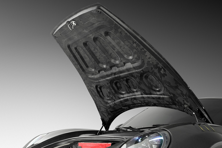 Thương hiệu TopCar Design cũng trau chuốt đến những chi tiết nhỏ nhất về mặt ngoại thất cho xe như các chi tiết ốp gương bằng carbon, các phần ốp viền cửa kính thân xe bằng carbon, ốp động cơ bằng vật liệu carbon cũng như các chi tiết tay nắm cửa, nắp bình xăng cũng đã được thay thế hoàn toàn sang các phụ tùng mới.