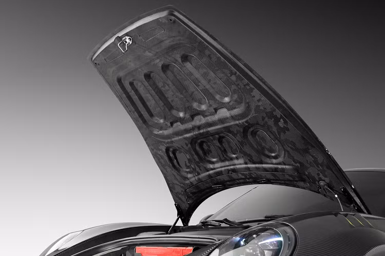 Thương hiệu TopCar Design cũng trau chuốt đến những chi tiết nhỏ nhất về mặt ngoại thất cho xe như các chi tiết ốp gương bằng carbon, các phần ốp viền cửa kính thân xe bằng carbon, ốp động cơ bằng vật liệu carbon cũng như các chi tiết tay nắm cửa, nắp bình xăng cũng đã được thay thế hoàn toàn sang các phụ tùng mới.