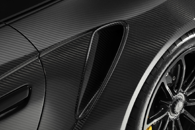 Phần đuôi xe cũng được sửa đổi hoàn toàn với tất cả các chi tiết đều được thay mới. Cản sau của xe được sửa đổi với các hốc gió theo tầng dữ dằn. Phiên bản Stinger GTR Carbon Edition cũng được lắp đặt bộ khuếch tán mới, cánh gió của xe cũng được thay thế thành cánh gió cỡ lớn bằng carbon cùng hai đầu cánh gió được vót nhọn.