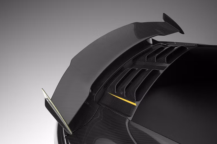 Ngoài ra, nếu khách hàng lựa chọn thêm những chi tiết nâng cấp bổ sung như bộ mâm độ RS của TopCar Design thì sẽ phải trả thêm khoản tiền khoảng 230 triệu, tùy chọn hệ thống xả Akrapovic có giá lên tới 140 triệu.