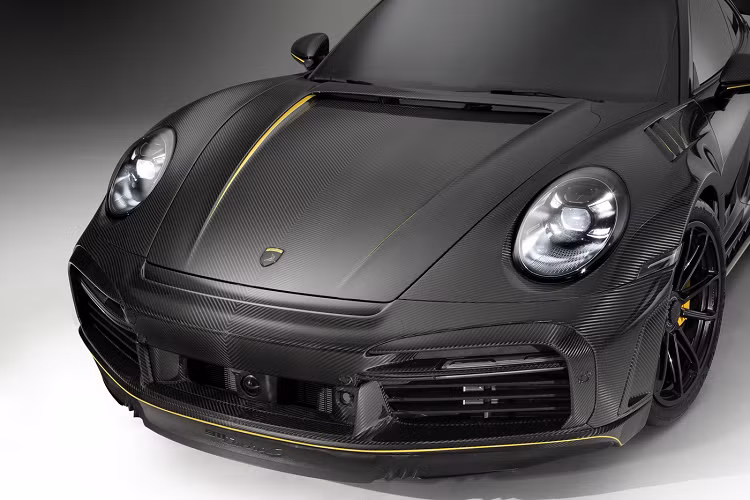 Các chi tiết như phần cản trước của xe cũng được làm lại hoàn toàn bằng carbon cùng các hốc gió được thiết kế phức tạp hơn, hai bên cản trước được trang bị khuếch tán gió mới. Phần nắp capo của xe cũng được lắp đặt mới với các đường gân nổi phát triển trên những đường nét nguyên bản của xe.