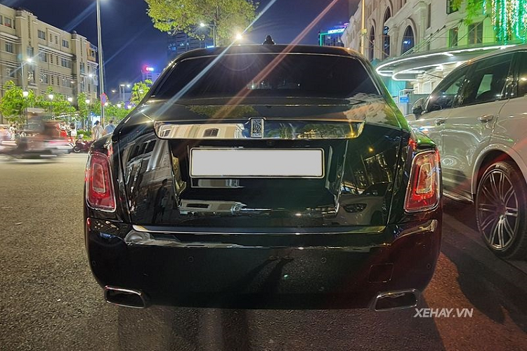 Trái tim của Roll-Royce Phantom VIII là khối động cơ tăng áp V12 6.75L, sản sinh công suất 563 mã lực và mô-men xoắn 900Nm. Đi kèm là hệ dẫn động 4 bánh tiêu chuẩn và hộp số ZF tự động 8 cấp. Nhờ vào sức mạnh đó, siêu sedan này dù nặng tới 2,7 tấn vẫn có thể tăng tốc từ 0-100km/h chỉ trong 5,3 giây.