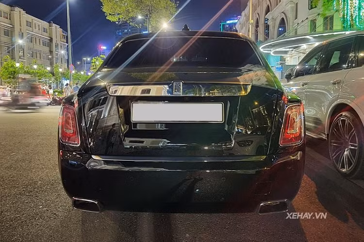 Trái tim của Roll-Royce Phantom VIII là khối động cơ tăng áp V12 6.75L, sản sinh công suất 563 mã lực và mô-men xoắn 900Nm. Đi kèm là hệ dẫn động 4 bánh tiêu chuẩn và hộp số ZF tự động 8 cấp. Nhờ vào sức mạnh đó, siêu sedan này dù nặng tới 2,7 tấn vẫn có thể tăng tốc từ 0-100km/h chỉ trong 5,3 giây.