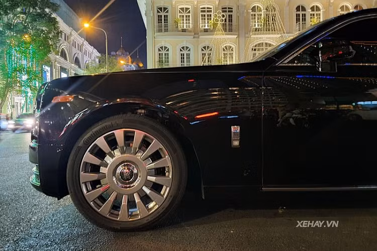 Thế hệ xe siêu sang Rolls-Royce Phantom VIII được làm mới với lưới tản nhiệt Pantheon hình thác nước cao hơn đi kèm biểu tượng Spirit of Ecstasy cũng nằm ở vị trí cao hơn trước. ‘’Đôi mắt’’ hoàn toàn mới của Phantom được tinh chỉnh sắc sảo hơn với điểm nhấn là cụm đèn pha laser có khả năng chiếu sang tới hơn 600m.