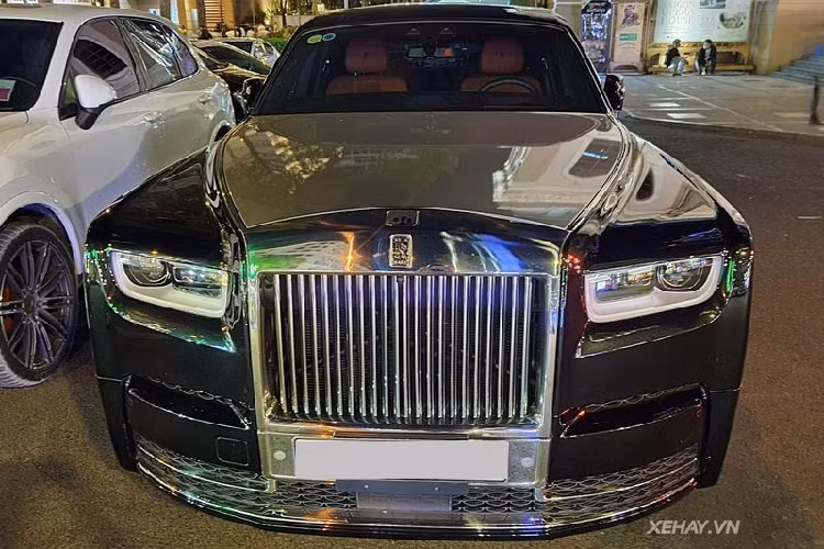 Xe được trang bị bộ vành 22 inch đa chấu đồ sộ. Ở phía sau, các yếu tố nổi bật bao gồm cửa sổ dốc đứng tiếp tục được bao quanh bởi khung thép không rỉ, cụm đèn hậu tinh chỉnh và ống xả kép vuông vức.