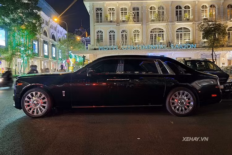 Tại thị trường Việt Nam, giá xe Rolls-Royce Phantom VIII có mức bán ra khoảng từ 54 tỷ đồng cho bản thường và hơn 70 tỷ đồng cho bản EWB tại các đại lý nhập khẩu tư nhân. Để lăn bánh được chiếc xe này, chủ nhân sẽ phải bỏ ra không dưới 85 tỷ đồng.