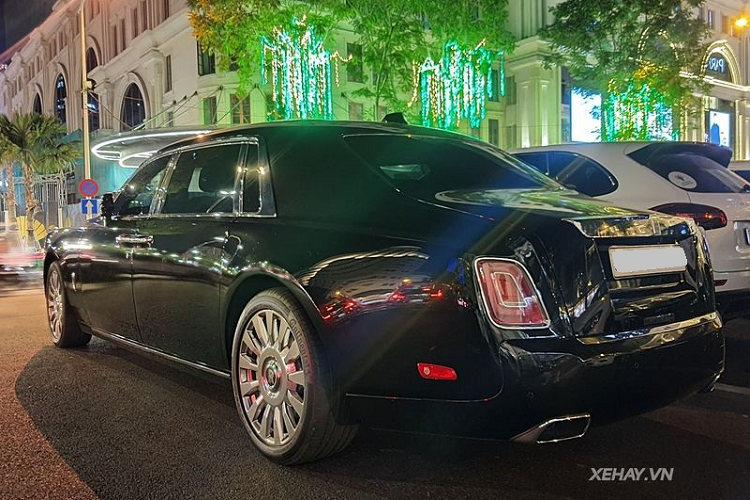 Chiếc trong bài thuộc bản EWB trục cơ sở dài nên nhìn tổng thể cũng bệ vệ hơn so với bản tiêu chuẩn. Xe có kích thước dài x rộng x cao lần lượt là 5.982 x 2.018 x 1.656 mm, chiều dài cơ sở đạt 3.772 mm.